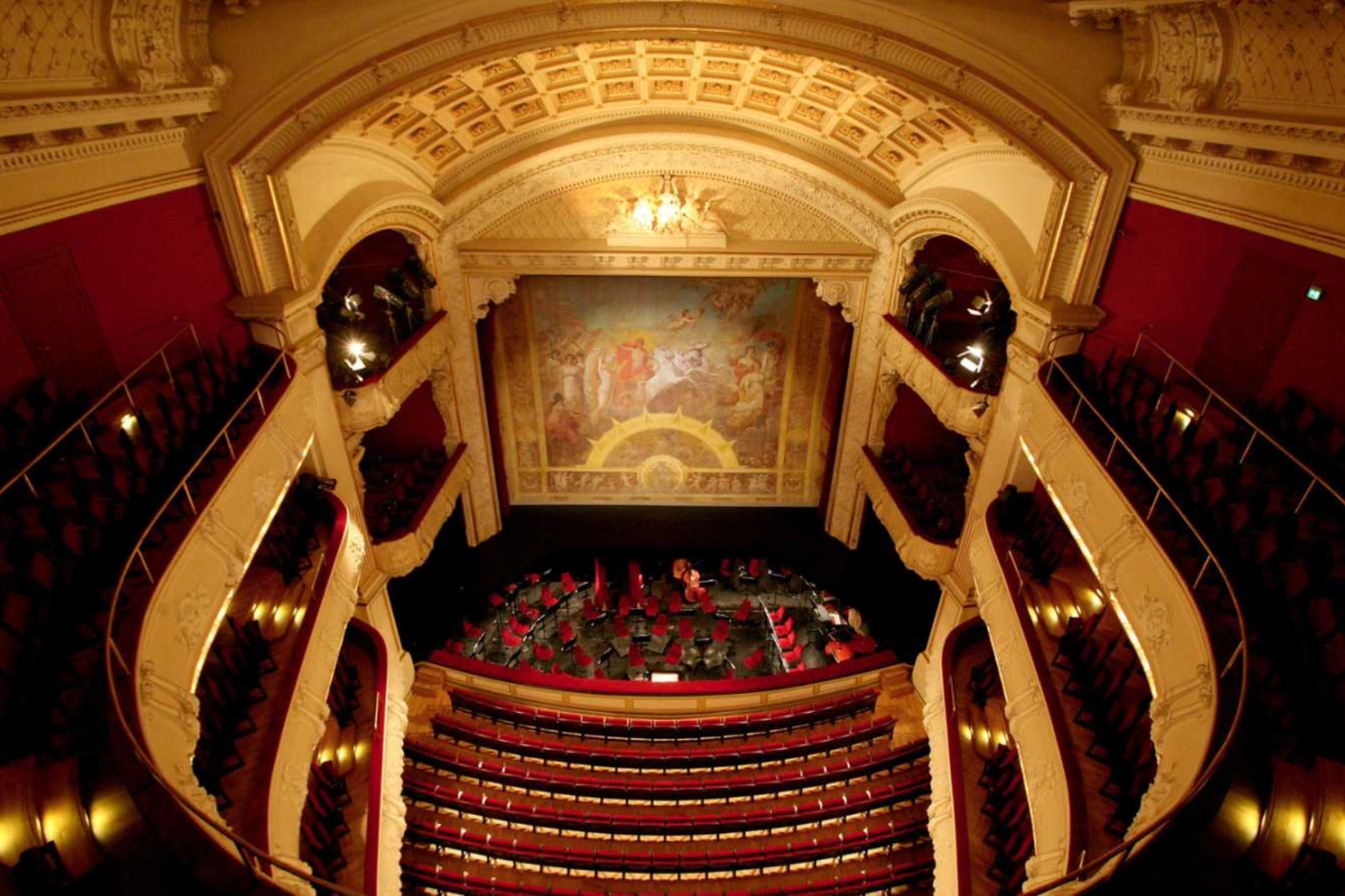 Blick auf das historische Gebäude des Mecklenburgischen Staatstheaters in Schwerin. Mecklenburgisches Staatstheater