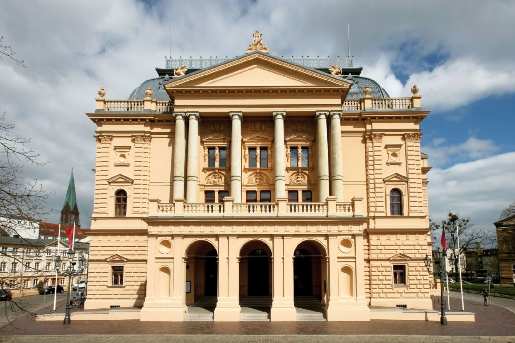 Eine Visualisierung der Schlossfestspiele auf der Schwimmenden Wiese in Schwerin in Sichtweite des Schweriner Schlosses. Mecklenburgisches Staatstheater