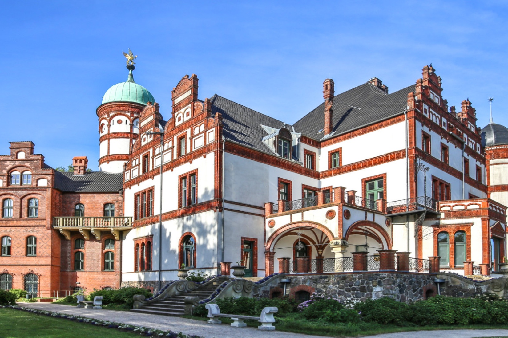 Vorplatz mit Freitreppe auf Schloss Wiligrad © TMV/ Gohlke