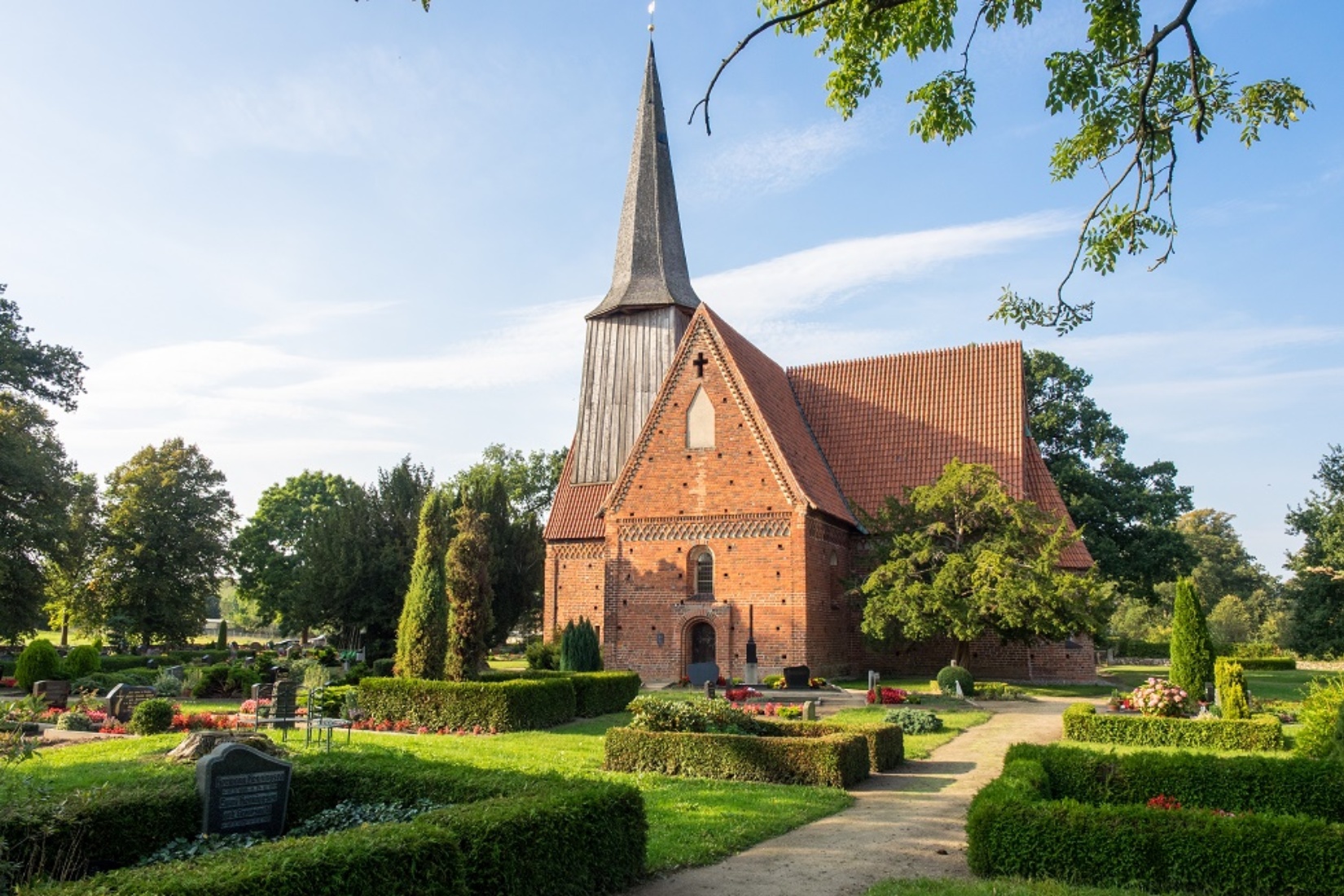 Die Dorfkirche ist von einem Friedhof umgeben. Frank Burger