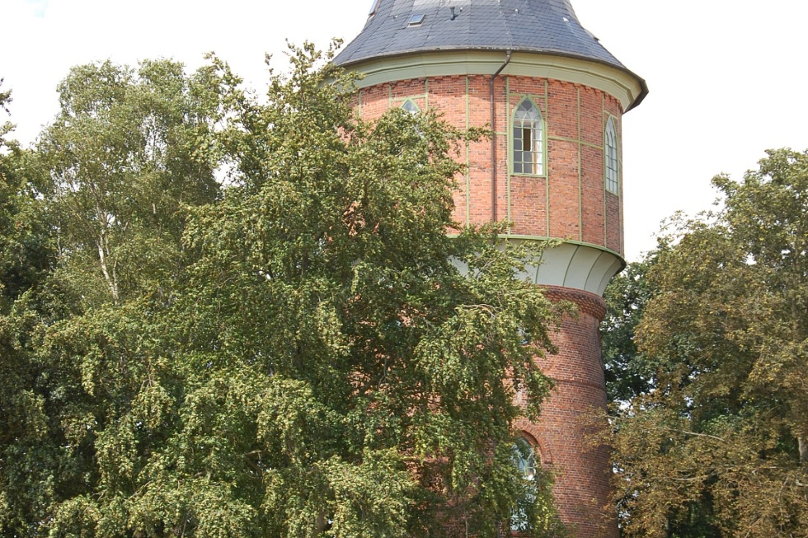 Der städtische Wasserturm liegt etwas außerhalb der Stadt auf einem Feld. Gabriele Skorupski