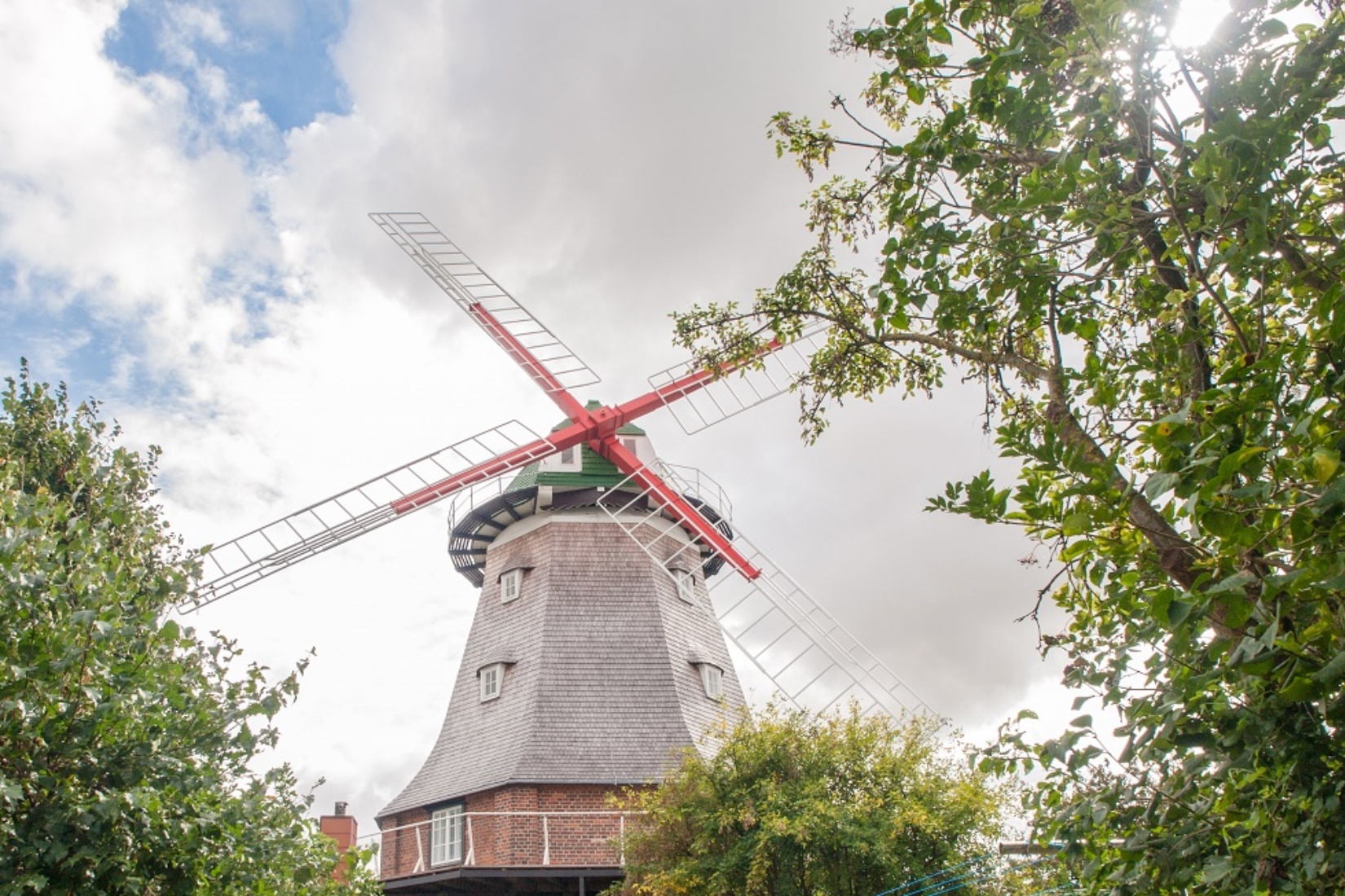Mühle eingerahmt von Bäumen © Frank Burger