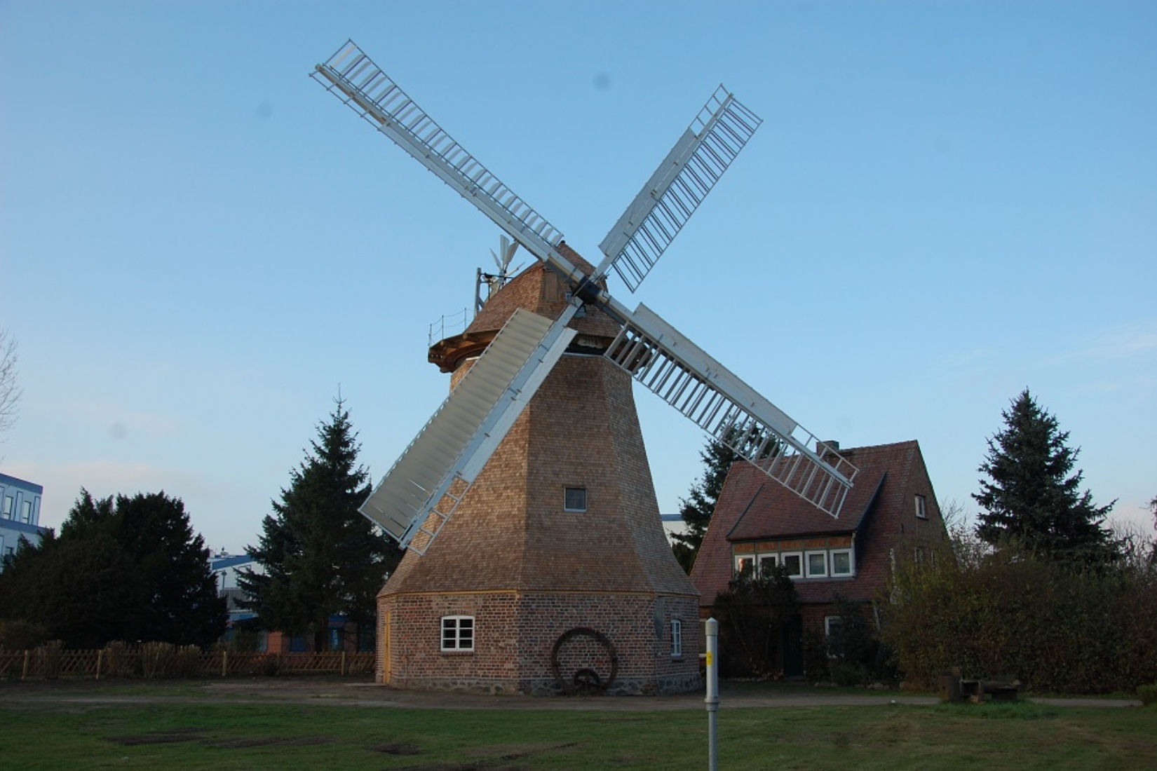 2014 wurde die Mühle saniert und grüßt nun wieder am Ortseingang von Wittenburg. Gabriele Skorupski