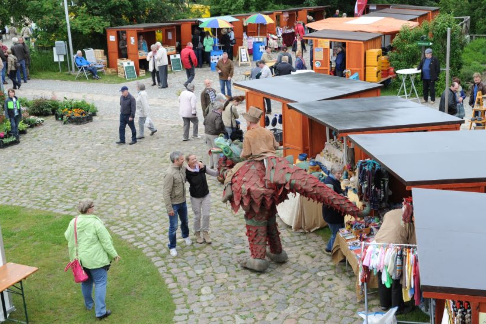 An jedem ersten Sonntag in der Saison werden auf dem Biosphäre-Schaalsee-Markt vor dem PAHLHUUS Produkte aus der Region angeboten TMV/Foto@Andreas-Duerst.de