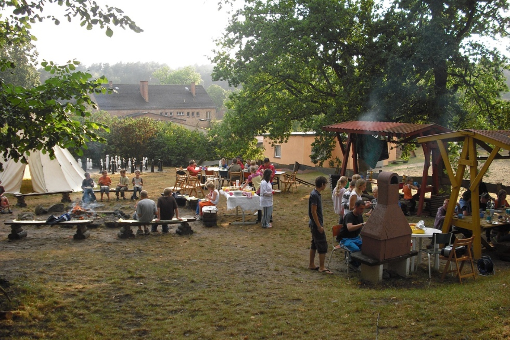 Freizeit auf dem Volleyballplatz der Waldschule. Zebef e.V.