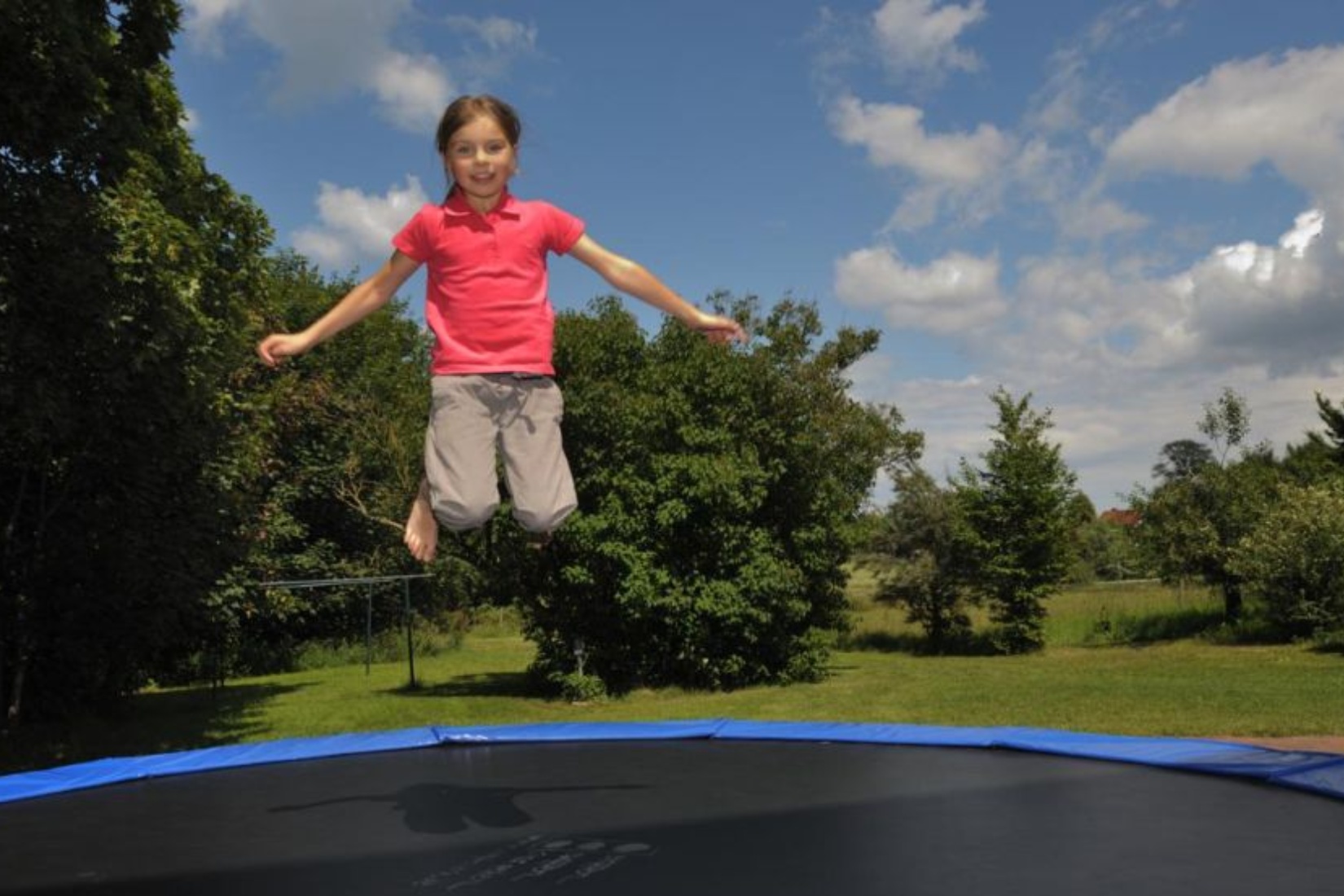 Mädchen auf dem Trampolin © Margit Wild