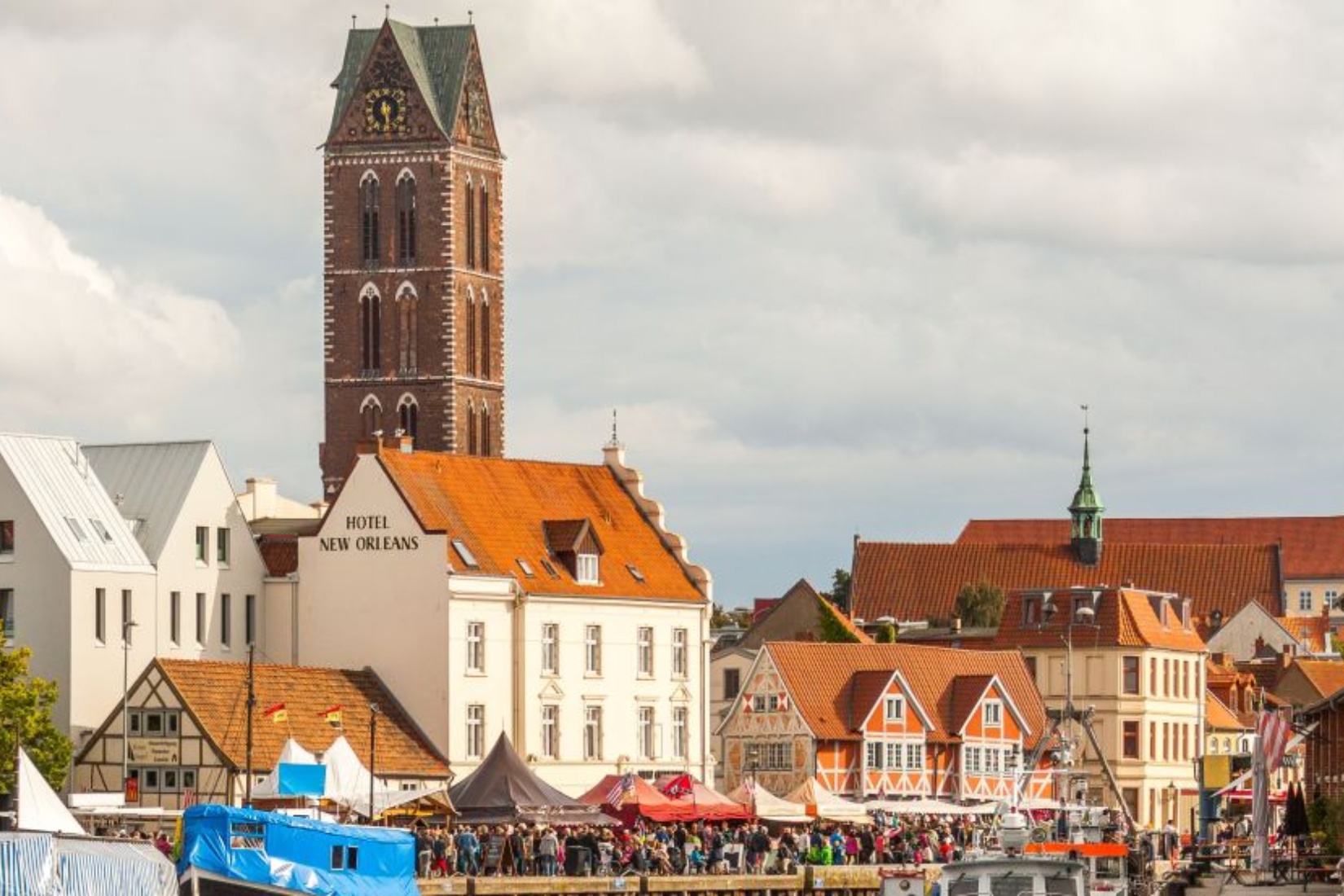 Nur der 80 m hohe Kirchturm ist als weithin sichtbares Wahr- und Seezeichen erhalten geblieben © TZ Wismar, Alexander Rudolph