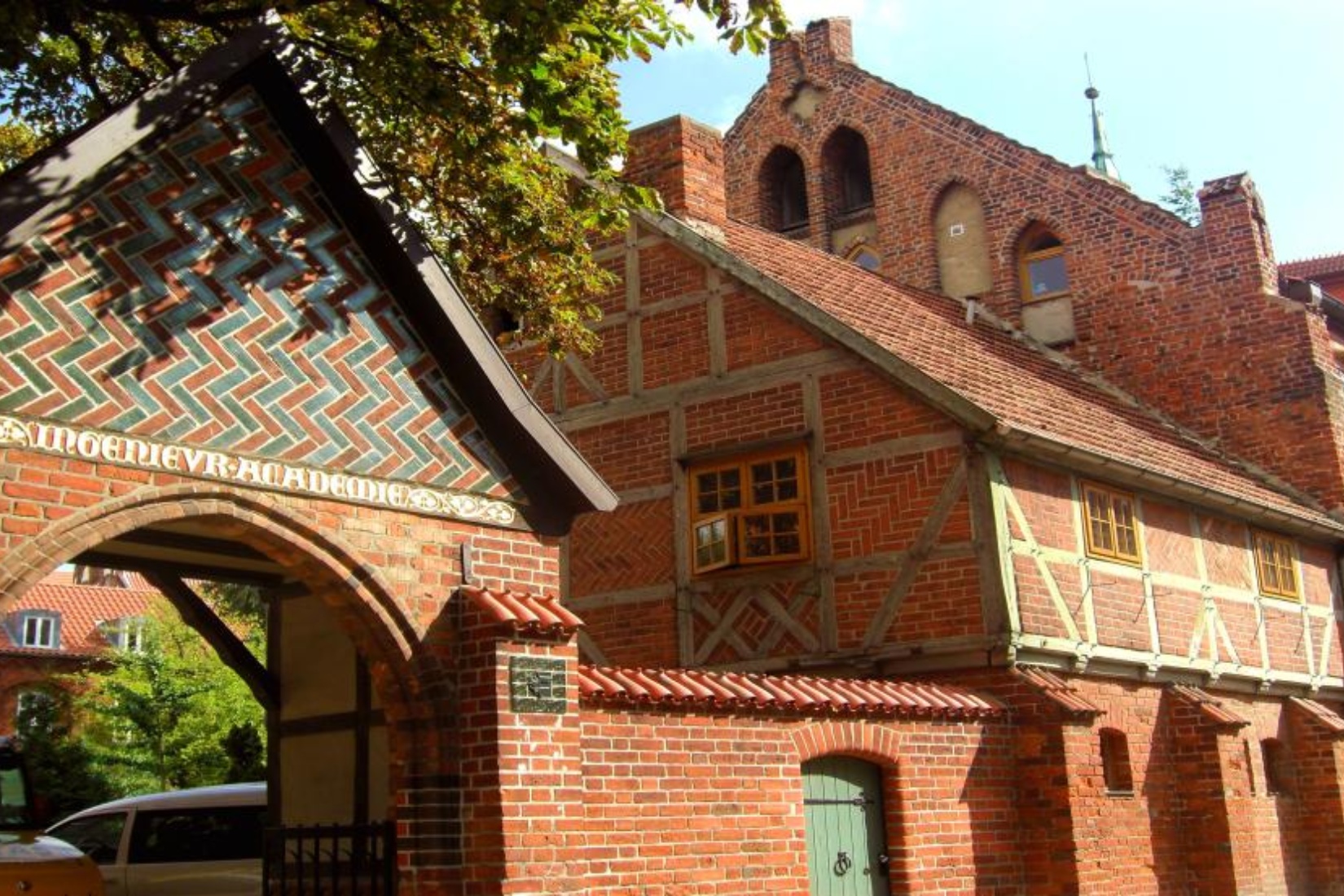 Toreinfahrt zum Innenhof der Heiligen-Geist-Kirche © Tourismuszentrale Wismar