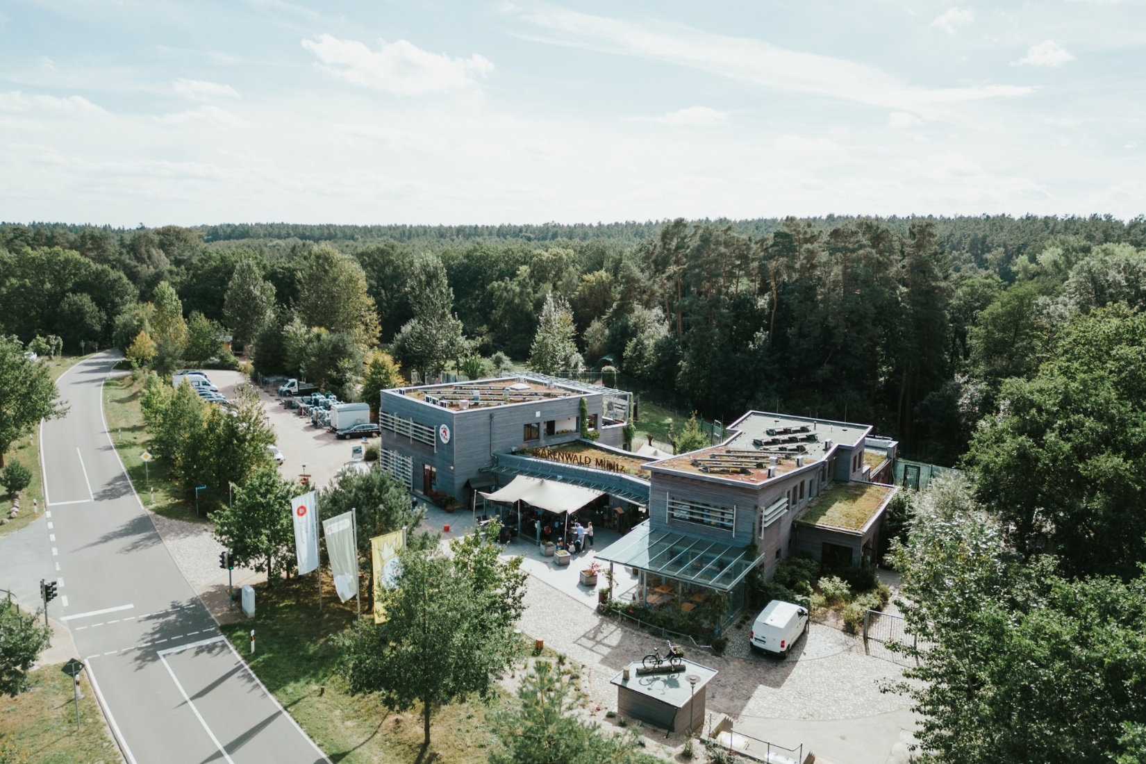 Das Besucherzentrum des Bärenwald Müritz liegt eingebettet zwischen dichtem Wald und weitem Himmel. Von hier aus führen Wege durch das 16 Hektar große Schutzgebiet bei Stuer, wo gerettete Braunbären ein neues Leben finden. Ein Ausflugsziel, das Naturschutz erlebbar macht und zum Staunen einlädt. 1000seen.de