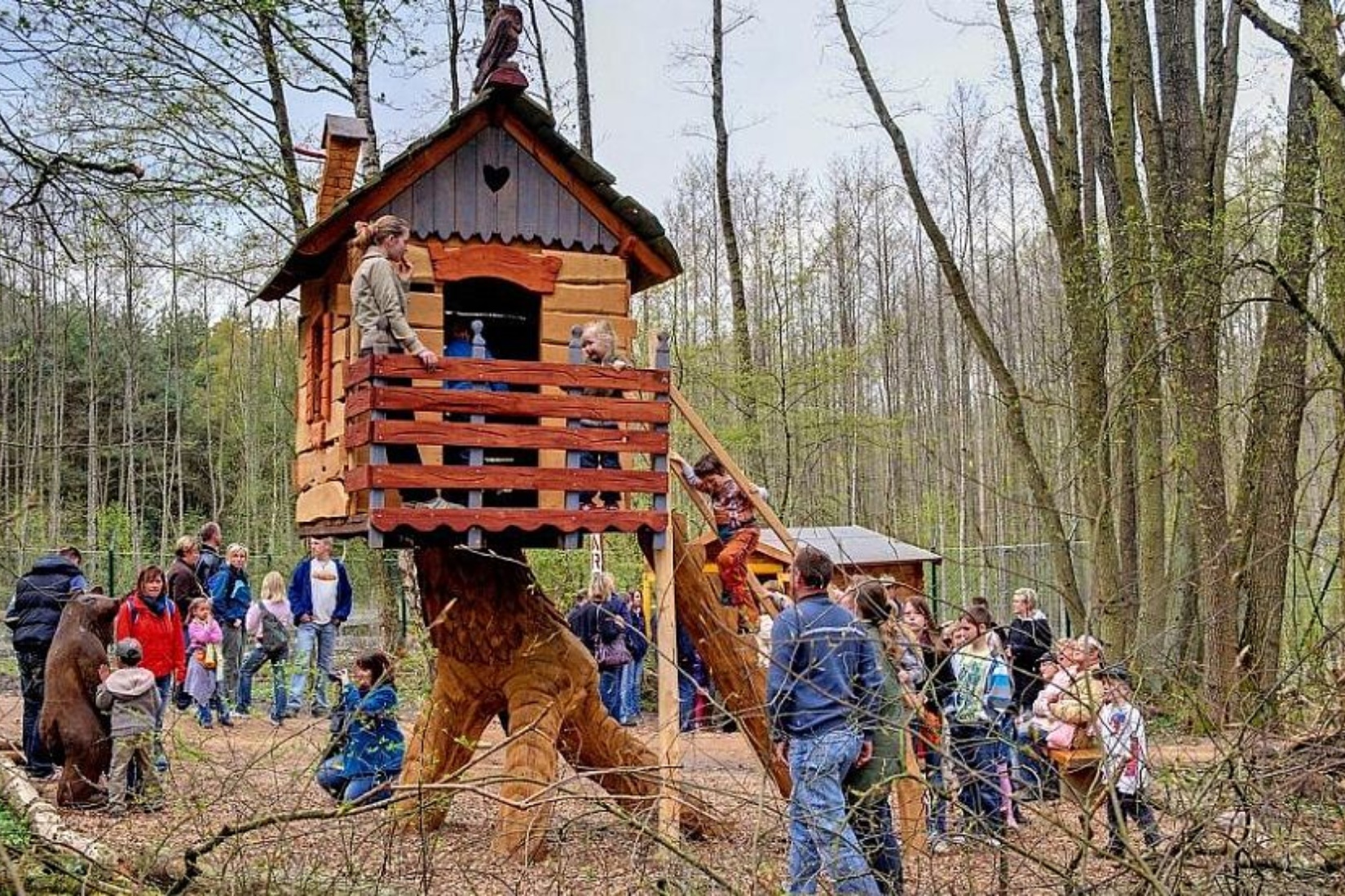 Ein auf einem Adlerfuß dargestelltes Hexenhäuschen bereichert die Spielmöglichkeiten im Park BÄRENWALD Müritz/Sabine Vielmo