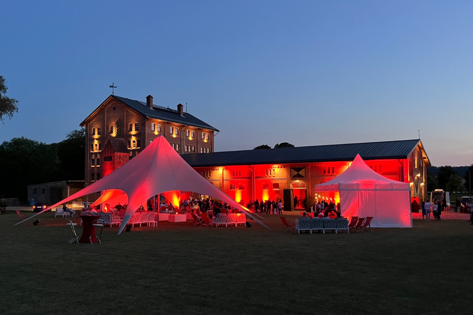 Die Festwiese mit Abendveranstaltung im Marstall der Burg Trechow. &copy; Christian Schierning