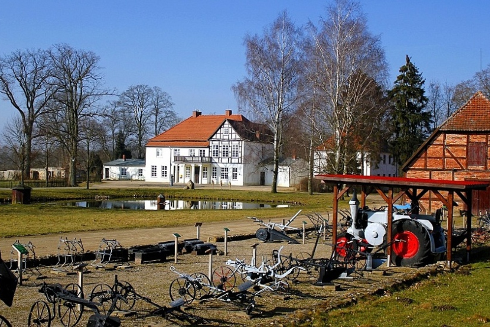 Blick auf die denkmalgeschützte Gutshofanlage Thünen-Museum-Tellow mit Thünen-Pogge-Begegnungsstätte, Guts- und Gärtnerhaus © Ulrich Meyn