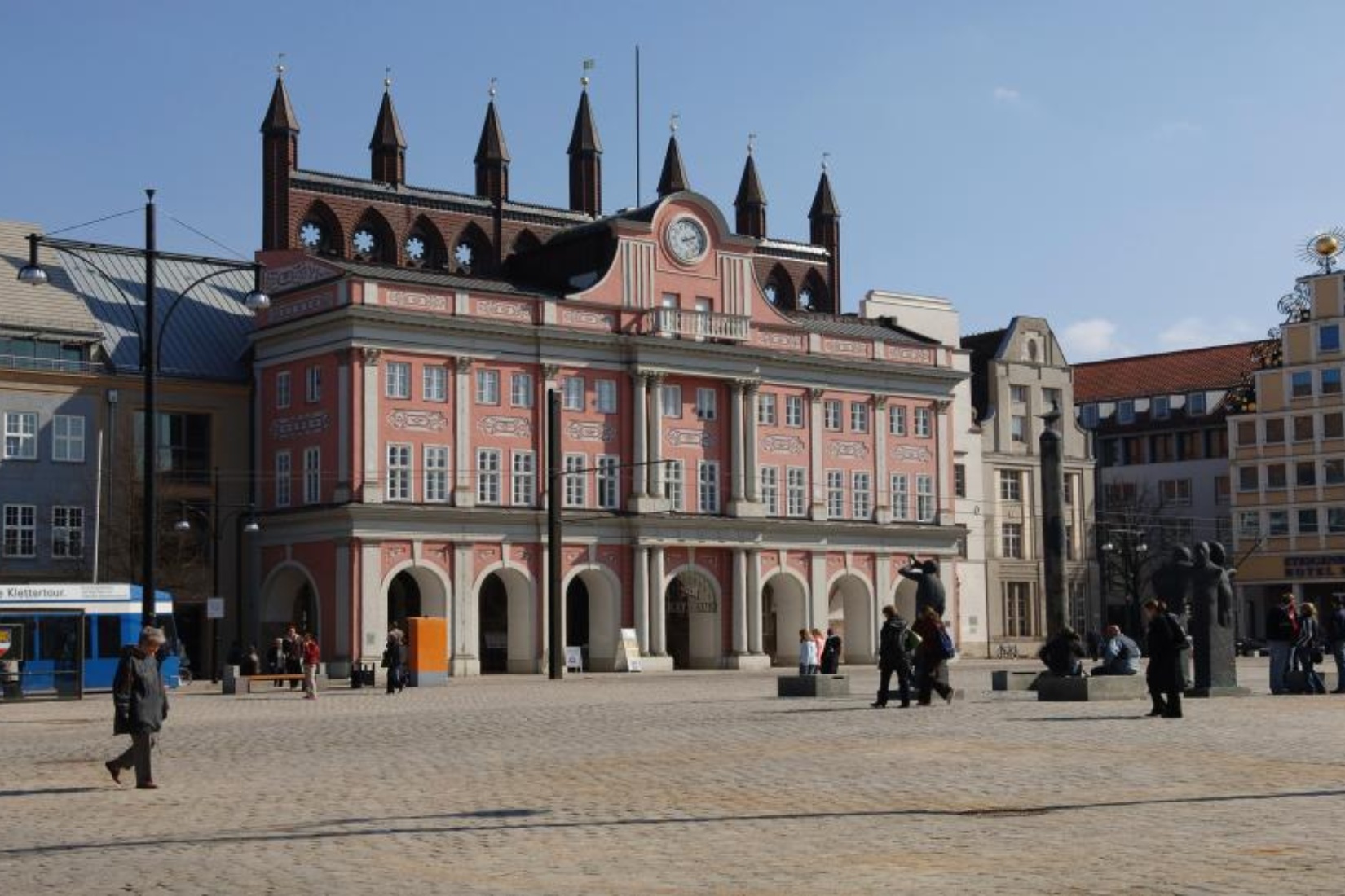 Blick auf das Rostocker Rathaus mit den 7 Türmen © Angelika Heim