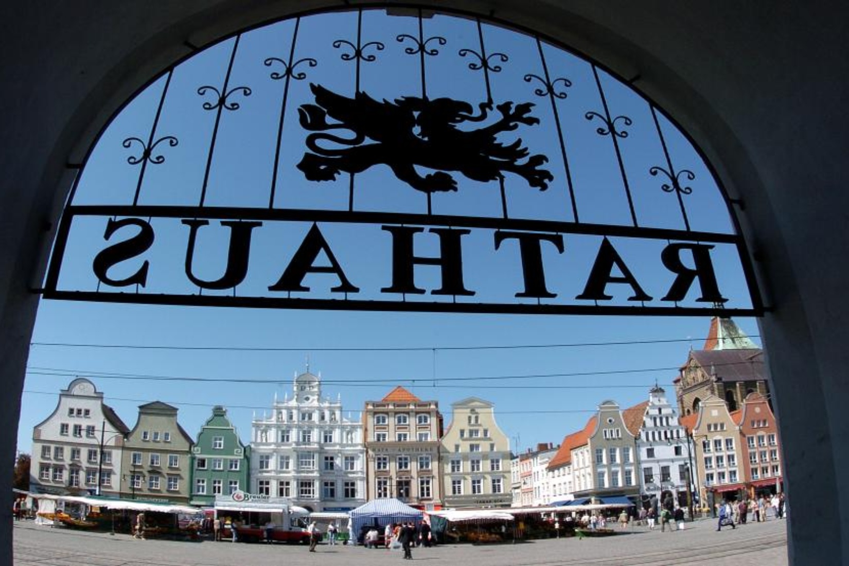 Sicht auf das Rathaus mal anders © Fotoagentur Nordlicht