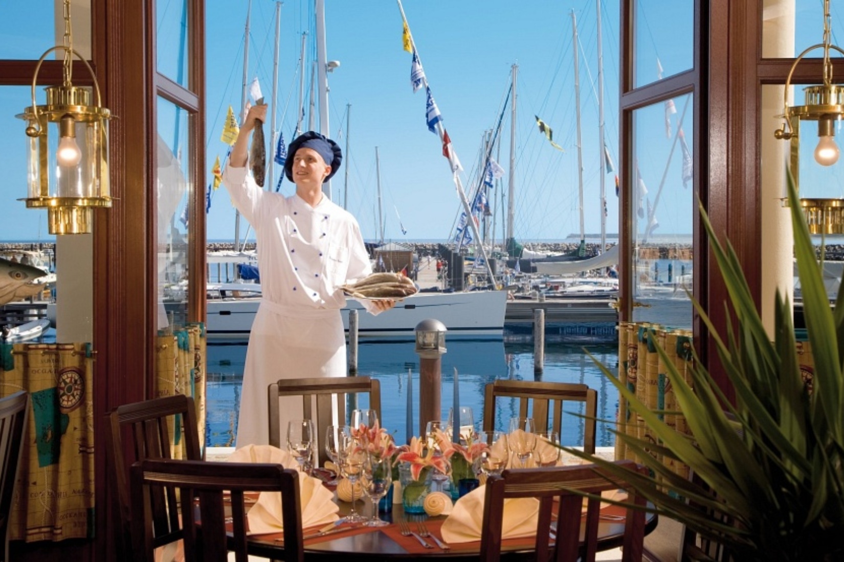 Eines von sechs kulinarischen Höhepunkten auf Hohe Düne: das Fischrestaurant Newport Fisch &copy; Yachthafenresidenz Hohe Düne, www.hohe-duene.de