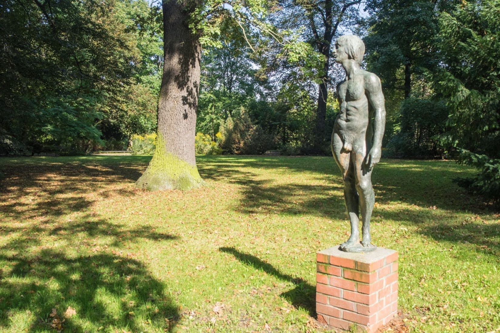 Bronzener Junge (Skulptur des Bildhauers Horst Brühmann) © Frank Burger