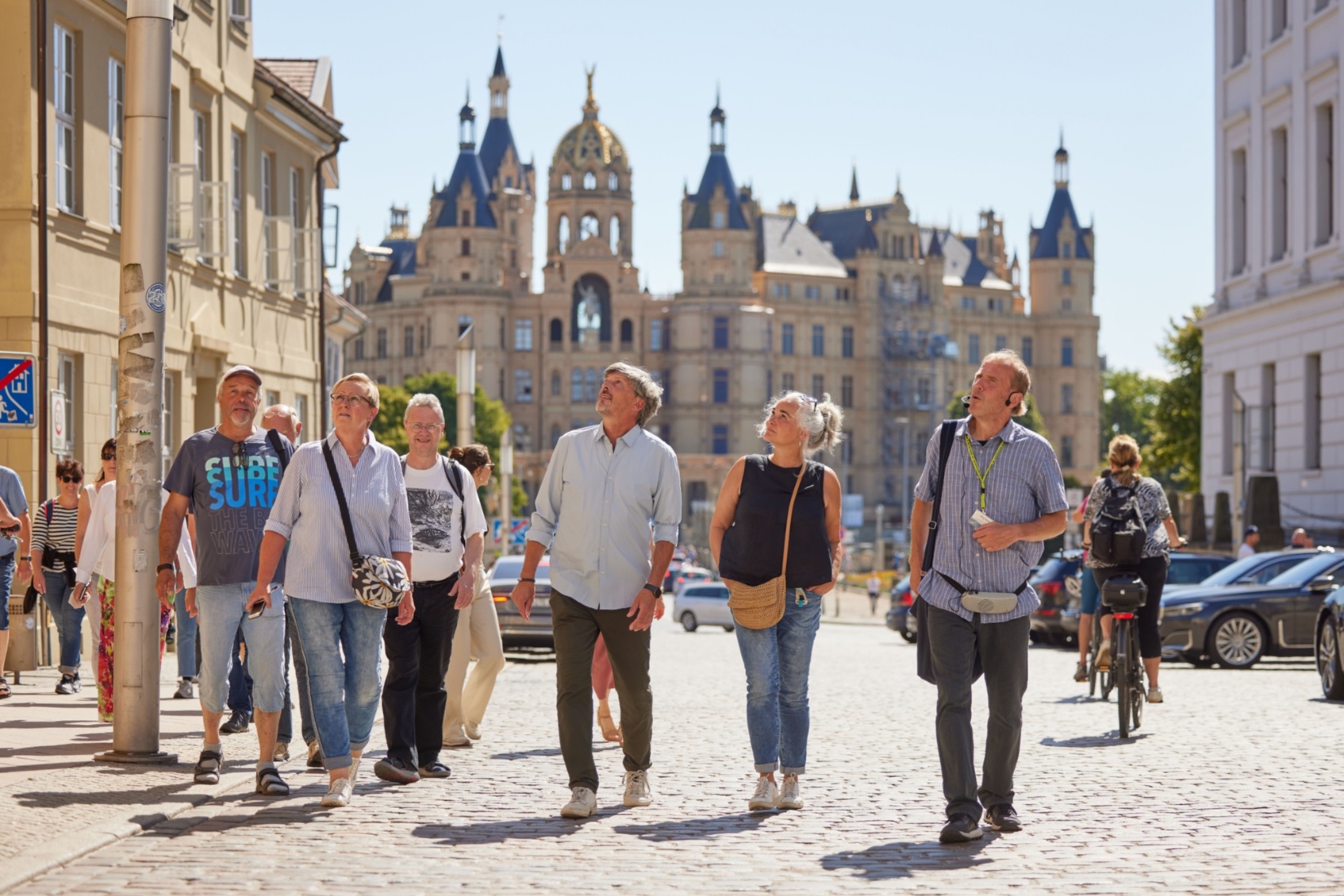 Stadtführung, im Hintergrund das Schweriner Schloss. © Stadtmarketing Schwerin, Oliver Borchert