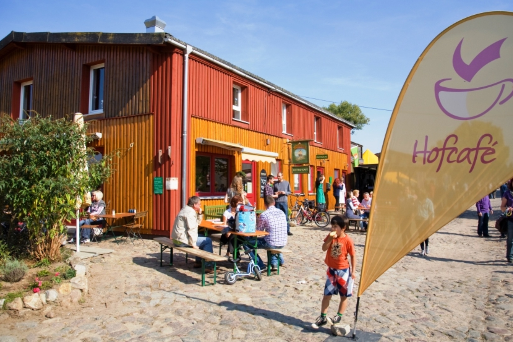 Auf der Terrasse des Hofcafés gemütlich sitzen und die regionalen Produkte genießen Hofladen Medewege/tokati