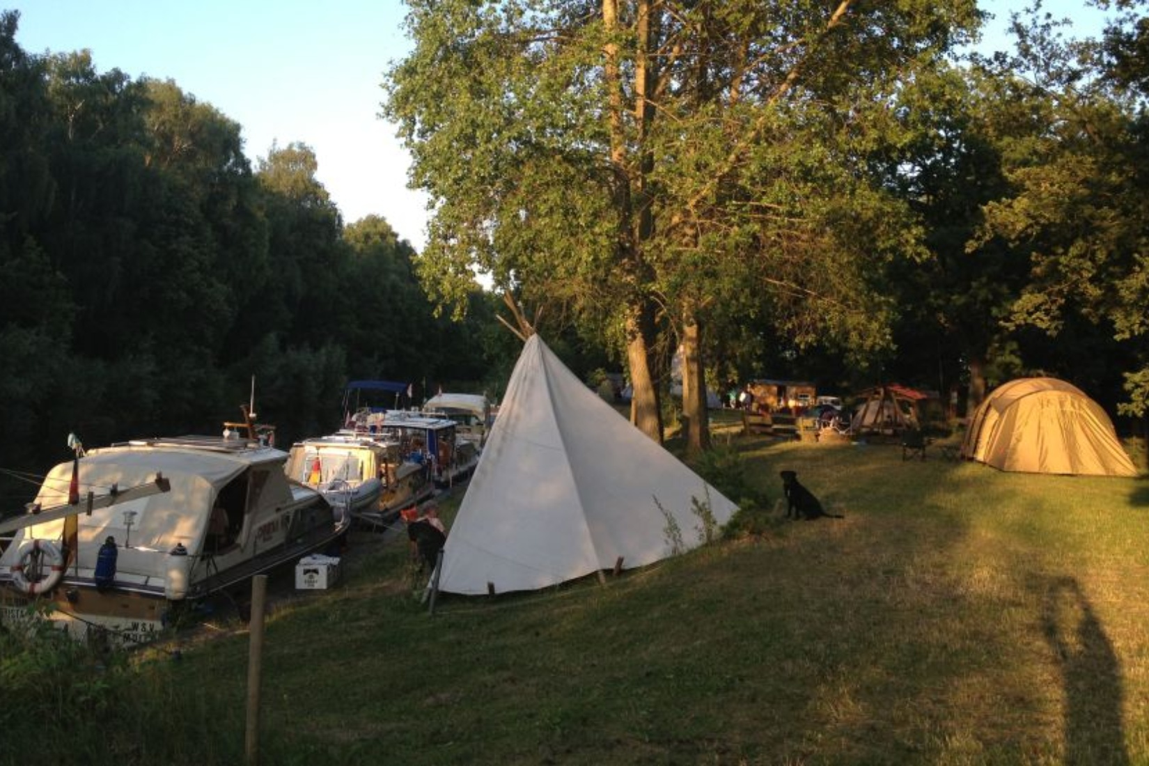 Blick auf den Anleger und das Camp - Hier geht Camping- und Bootsfreunden das Herz auf Lewitzcamp-Garwitz/Gurtler