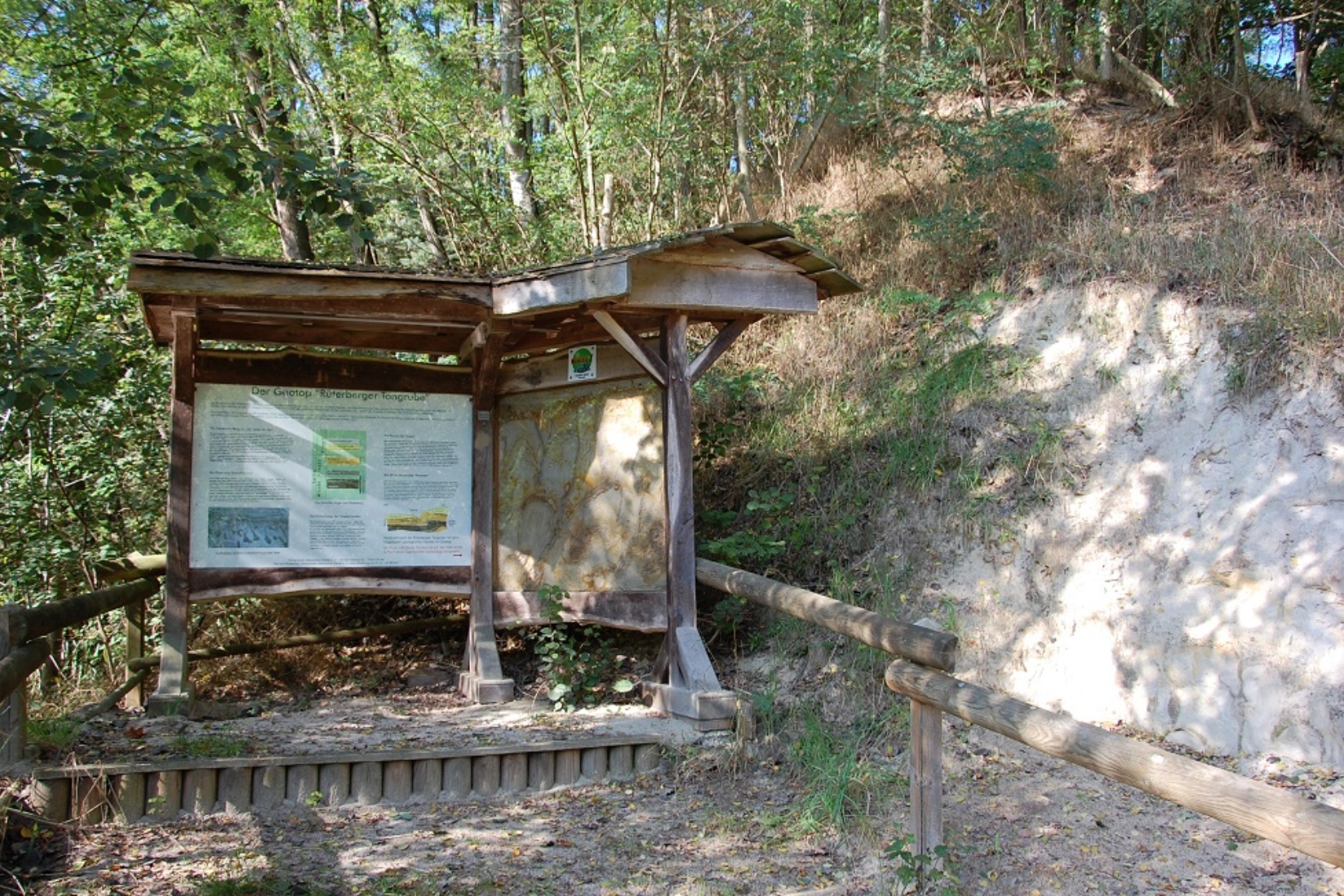 Infotafeln und Schaukästen erläutern die Besonderheiten der ehemaligen Tongrube als Geotop und Biotop. Gabriele Skorupski