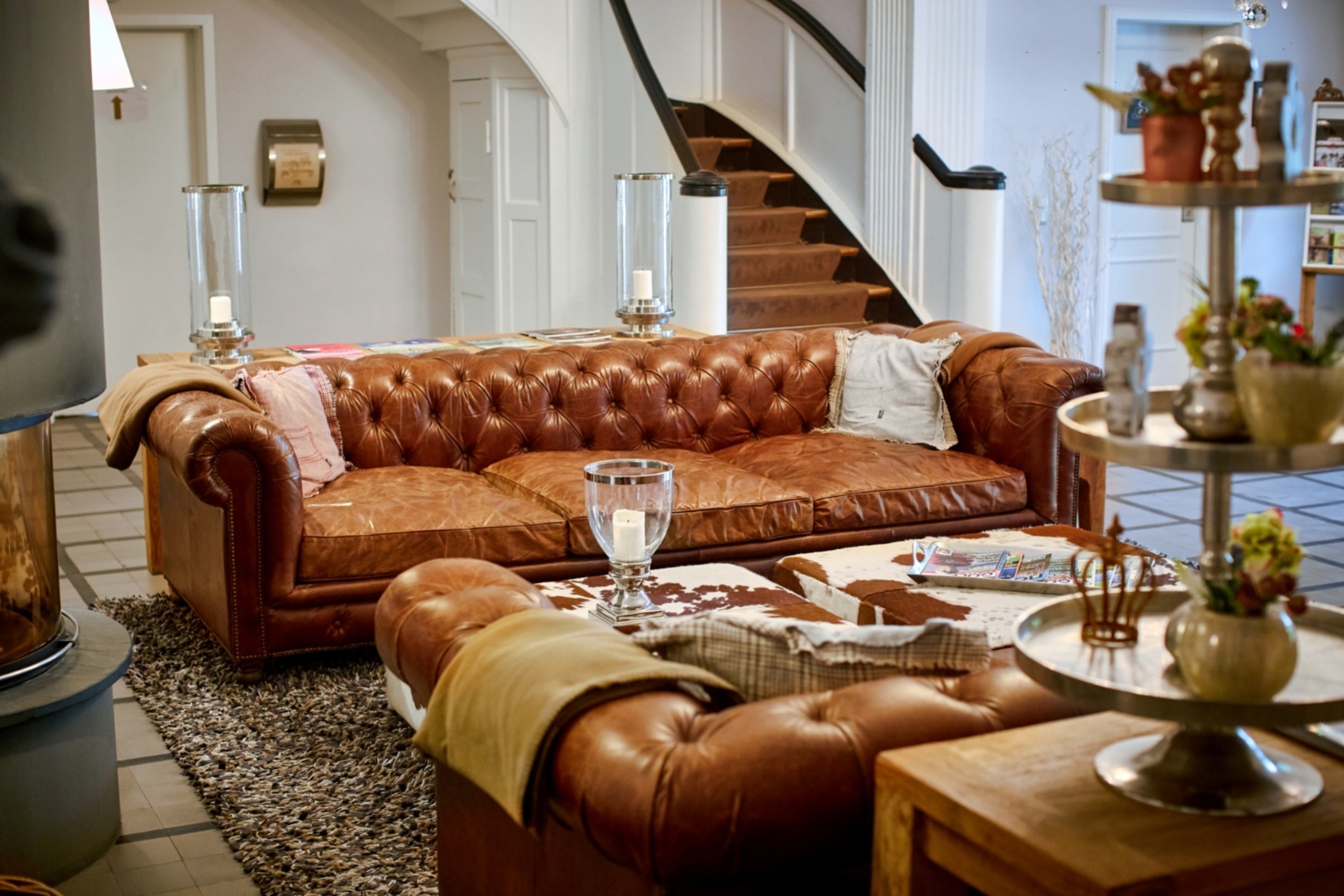 GUT_VORBECK_WINSTONgolf_©Thomas_Mandt_IMG_9677 Einladendes Foyer mit Kamin und gemütlichen Sofas auf Gut Vorbeck Gut Vorbeck / Thomas Mandt